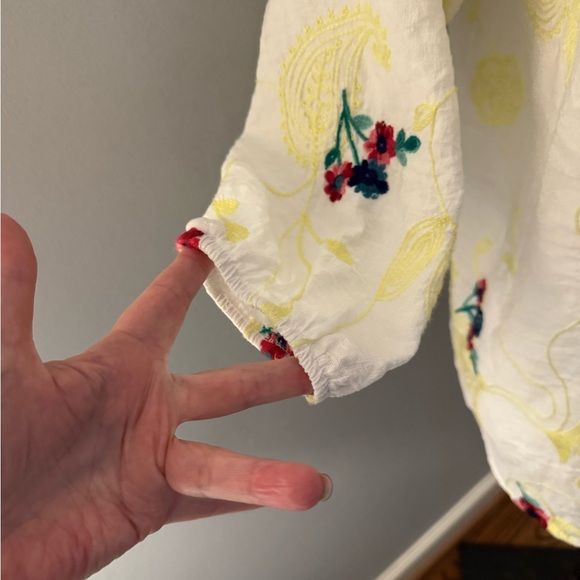 Kindred top floral and embroidered White. size L. Beautiful - Picture 3 of 9